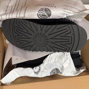 UGG TAZZ Slippers 7 BLK NWT